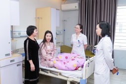 Ban lãnh đạo Bệnh viện An Việt cùng nghệ sĩ Trà My đi thăm hỏi bệnh nhân