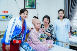 Ban lãnh đạo Bệnh viện An Việt cùng nghệ sĩ Trà My tiếp thêm động lực tinh thần giúp bệnh nhân điều trị sớm khỏi bệnh!