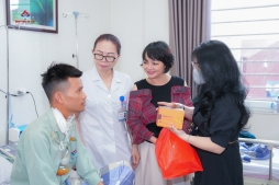 Nghệ sĩ Trà My cùng các nhà tài trợ tặng quà trung thu tại bệnh viện An Việt