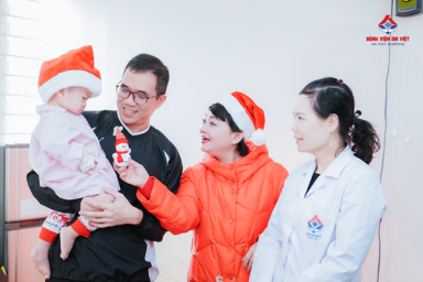 Bệnh viện An Việt cùng nghệ sĩ Trà My tặng quà giáng sinh cho các bệnh nhân điều trị
