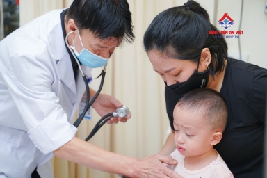 Vì sao không dùng thuốc hạ sốt có chứa Ibuprofen cho trẻ sốt xuất huyết?