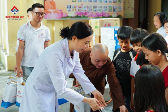 Bệnh viện Đa khoa An Việt thăm khám, tặng quà cho các em nhỏ chùa Thịnh Đại