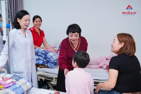Ban lãnh đạo BV An Việt đến từng giường bệnh thăm hỏi và động viên người bệnh