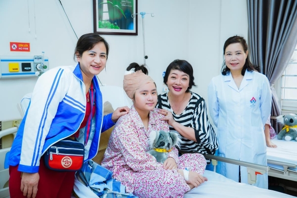 Ban lãnh đạo Bệnh viện An Việt cùng nghệ sĩ Trà My tiếp thêm động lực tinh thần giúp bệnh nhân điều trị sớm khỏi bệnh!