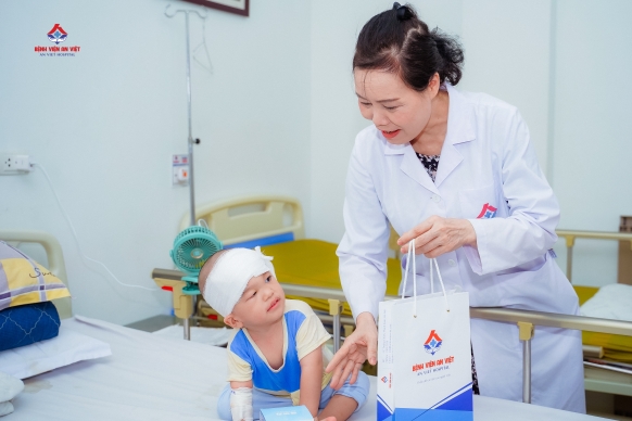 Bệnh viện An Việt tặng quà trung thu cho các bệnh nhân nhi