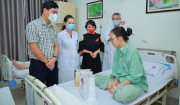 PGS. TS Nguyễn Thị Hoài An cùng nghệ sĩ Trà My thăm hỏi bệnh nhân tại Bệnh viện An Việt