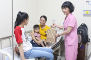 Đại diện Bệnh viện An Việt tặng quà các bé ngày Quốc tế thiếu nhi