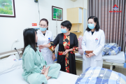 Nghệ sĩ Trà My cùng ban lãnh đạo Bệnh viện Đa khoa An Việt thăm hỏi bệnh nhân