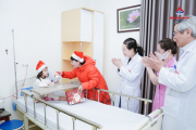 Bệnh viện An Việt cùng nghệ sĩ Trà My tặng quà giáng sinh cho các bệnh nhân điều trị