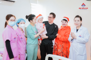 (Gia đình và xã hội) Nghệ sĩ Trà My đến bệnh viện tặng quà Giáng sinh cho bệnh nhân nhi