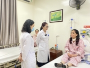 The leadership of An Viet Hospital visited patients being treated at the hospital.