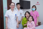 Bác sĩ Bệnh viện An Việt cùng nghệ sĩ Trà My thăm hỏi từng bệnh nhân