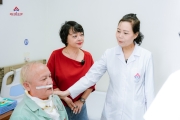 Giám đốc bệnh viện An Việt duy trì hoạt động đi buồng thăm hỏi người bệnh.