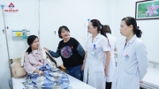 Lãnh đạo bệnh viện và nghệ sĩ Trà My trực tiếp đi buồng thăm bệnh - Gắn kết tình cảm giữa người bệnh và bệnh viện.