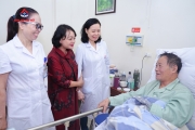 Ban lãnh đạo bệnh viện An Việt cùng nghệ sĩ Trà My đi thăm buồng bệnh những ngày cuối năm.