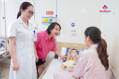Giám đốc bệnh viện An Việt trực tiếp đi thăm buồng bệnh tại khoa điều trị