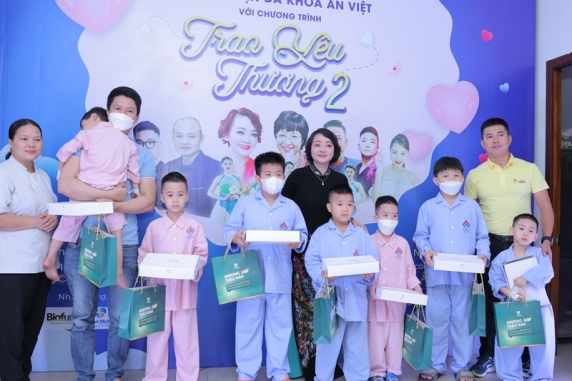 'Trao yêu thương 2': Món quà đặc biệt tại Bệnh viện An Việt