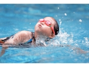Cẩn trọng với bệnh viêm tai giữa khi cho trẻ đi bơi mùa hè