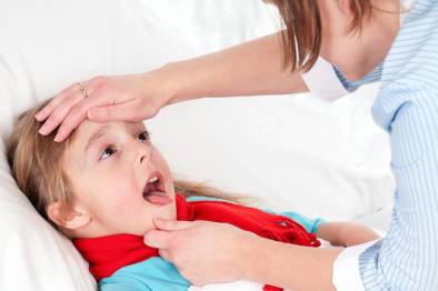 Trẻ bị viêm Amidan sốt mấy ngày? Khi nào cần đi khám bác sĩ?
