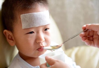 Trẻ bị sốt xuất huyết nên ăn gì?