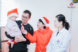 An Viet Hospital and artist Tra My give Christmas gifts to patients for treatment