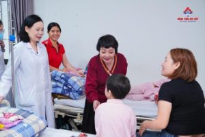 The leadership and doctors of An Viet Hospital come to each hospital bed to visit and encourage patients