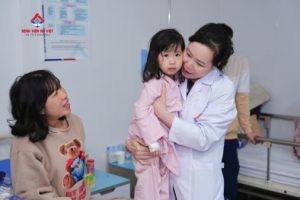 Hoạt động thường quy: lãnh đạo bệnh viện An Việt và nghệ sĩ Trà My đi buồng thăm hỏi động viên người bệnh