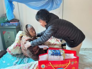 Bệnh viện An Việt thăm, chúc Tết Mẹ Việt Nam Anh Hùng huyện Gia Lâm