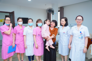 PGS TS BS Nguyễn Thị Hoài An cùng nghệ sĩ Trà My đi thăm bệnh buổi sáng
