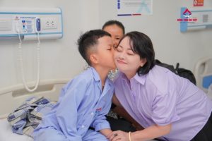 Bác sĩ Bệnh viện An Việt cùng nghệ sĩ Trà My thăm hỏi từng bệnh nhân tại khoa điều trị