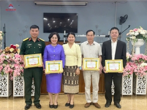 Bệnh viện Đa khoa An Việt được lãnh đạo tỉnh Hủa Phăn (Lào) trao tặng giấy khen vì những đóng góp tích cực trong công tác chăm sóc sức khoẻ cộng đồng