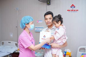 An Viet gives gifts to child patients on the occasion of International Children’s Day 1.6