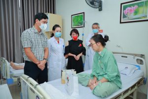 Artist Tra My visits and gives gifts to patients at An Viet Hospital