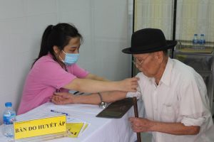 An Viet Hospital offers free medical examination and gratitude to people with meritorious services to the revolution