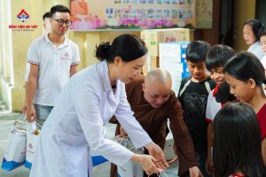 An Viet General Hospital visits and gives gifts to children of Thinh Dai Pagoda