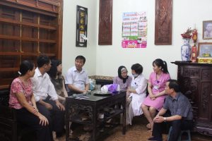 Thăm, khám và cấp thuốc miễn phí cho đối tượng chính sách ở Gia Lâm