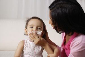 (Tiêu dùng): Chăm sóc trẻ đúng cách khi bị viêm đường hô hấp