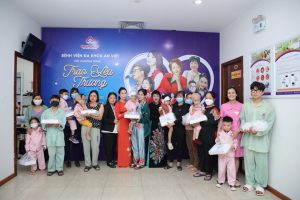 “Giving love” with artists and singers at An Viet General Hospital
