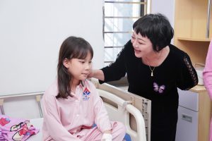 Nghệ sĩ Trà My vui vẻ chia sẻ và động viên người bệnh vượt qua bệnh tật