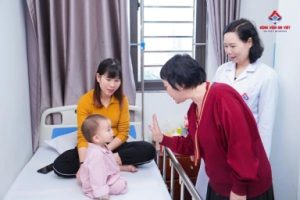 The leadership and doctors of An Viet Hospital come to each hospital bed to visit and encourage patients
