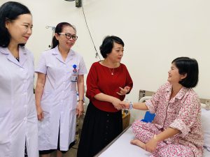 The leadership of An Viet Hospital visited patients being treated at the hospital.