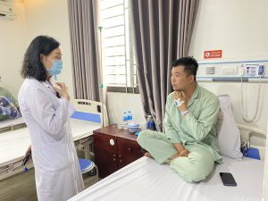The leadership of An Viet Hospital visited patients being treated at the hospital.