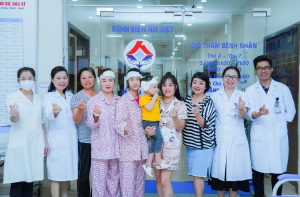 The leadership of An Viet Hospital visited patients being treated at the hospital.
