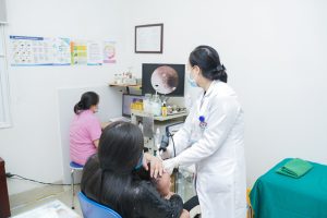 Chủ quan tự chữa viêm tai giữa cho con, phụ huynh tái mặt khi nghe điều bác sĩ nói