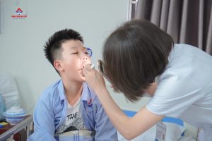 Cách phòng tránh những bệnh đường hô hấp cho trẻ lúc giao mùa