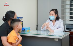 Những sai lầm của bố mẹ khiến bệnh tai mũi họng ở trẻ nặng hơn khi giao mùa