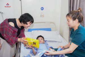 Nghệ sĩ Trà My cùng các nhà tài trợ tặng quà trung thu tại bệnh viện An Việt