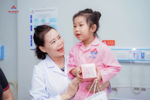 Bệnh viện An Việt tặng quà trung thu cho các bệnh nhân nhi
