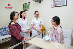 Thăm buồng bệnh đầu xuân – Gắn kết tình cảm bác sĩ và người bệnh