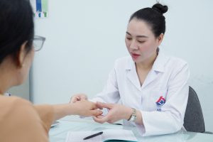 Người đàn ông 32 tuổi thấy khớp gối lạo xạo, đi khám tá hoả mắc bệnh người già